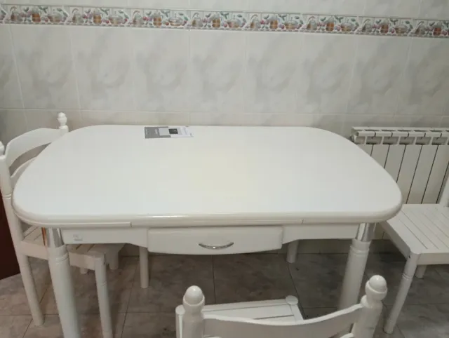Mesa de cocina blanca con 3 sillas