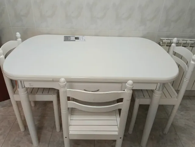 Mesa de cocina blanca con 3 sillas