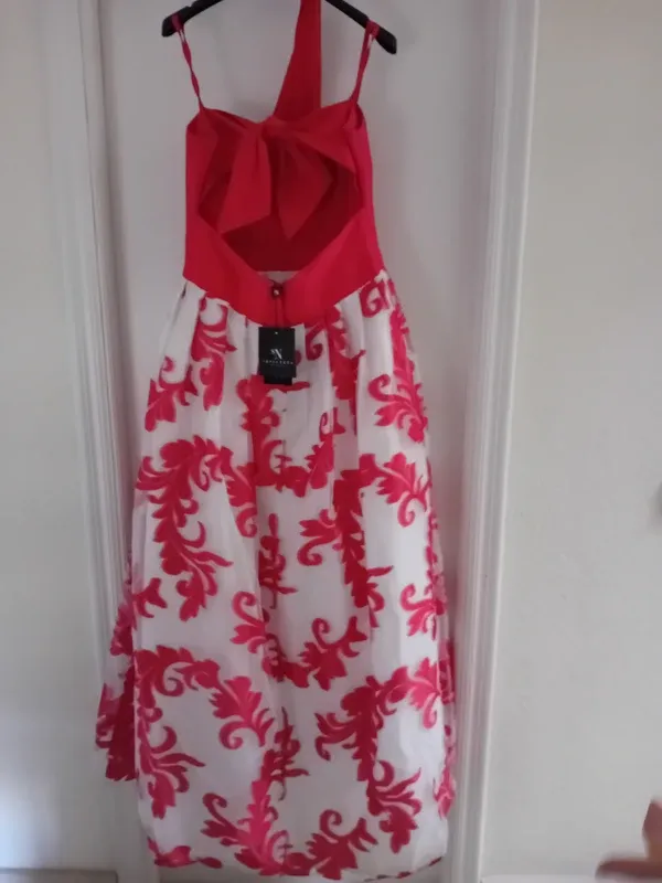 Vestido largo rojo y blanco con flor