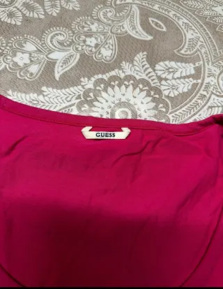 T-shirt Guess donna fucsia con strass