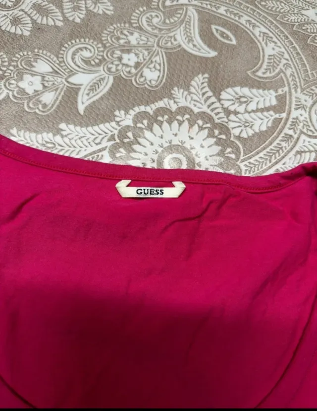 T-shirt Guess donna fucsia con strass