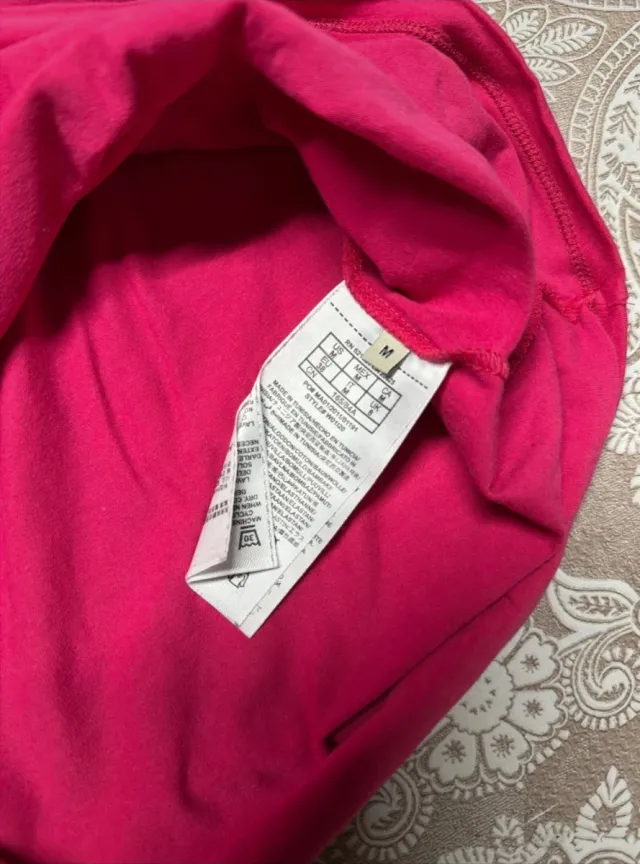 T-shirt Guess donna fucsia con strass