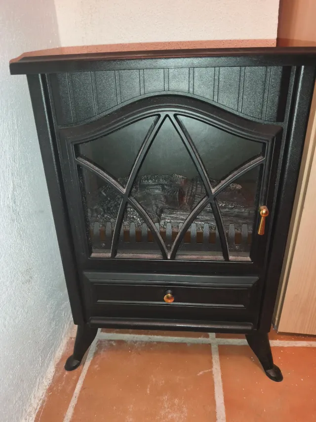 Estufa negra estilo chimenea.