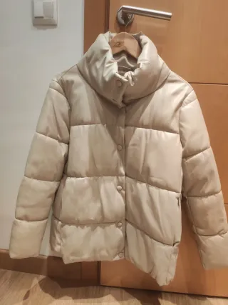 Plumas efecto cuero beige