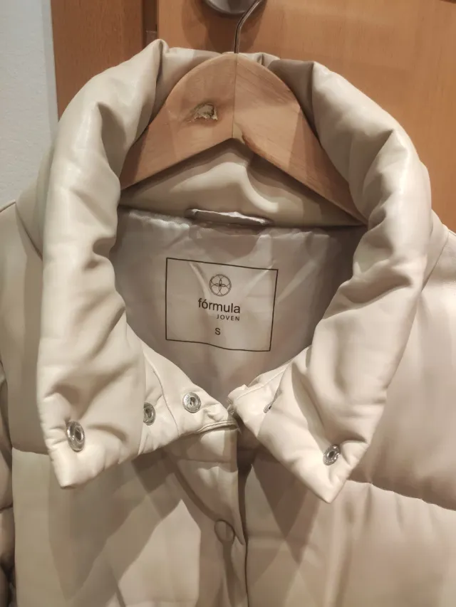 Plumas efecto cuero beige