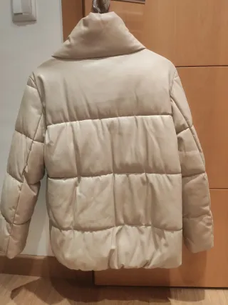 Plumas efecto cuero beige