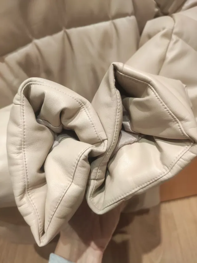 Plumas efecto cuero beige