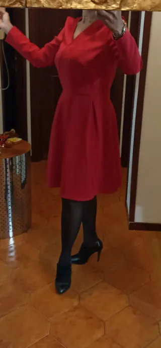 Abito rosso a pieghe