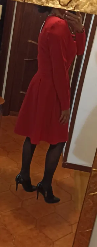 Abito rosso a pieghe