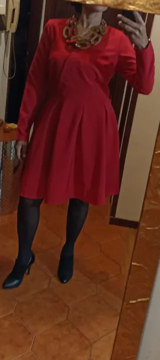 Abito rosso a pieghe