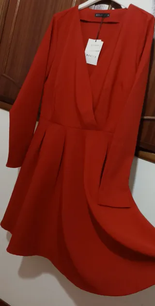 Abito rosso a pieghe