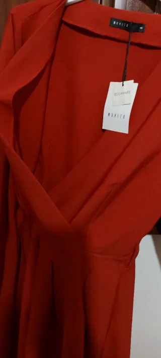 Abito rosso a pieghe