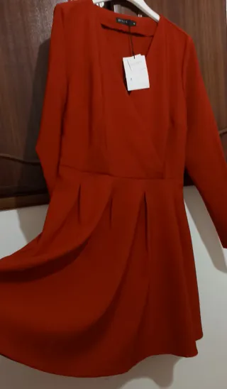 Abito rosso a pieghe