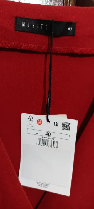 Abito rosso a pieghe