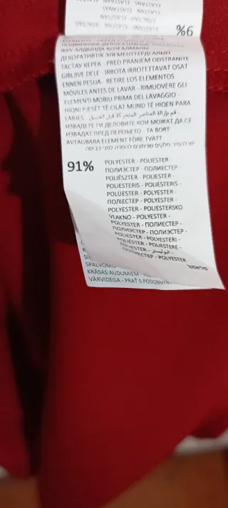 Abito rosso a pieghe