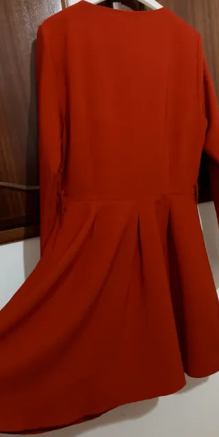 Abito rosso a pieghe