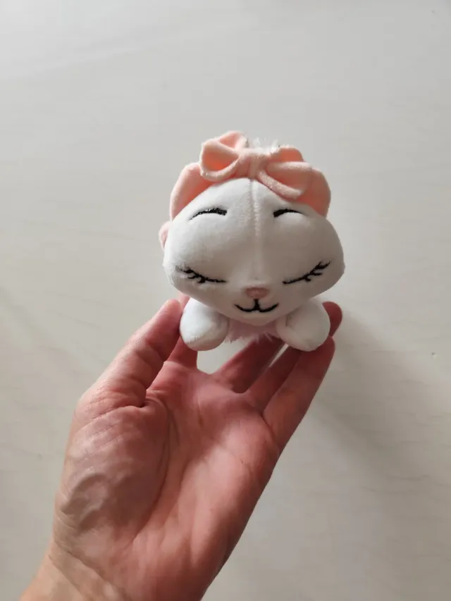 Peluche gatita blanca con lazo rosa