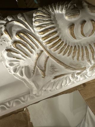 Marco decorativo blanco y dorado