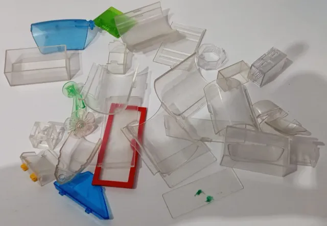 Piezas Playmobil transparentes y de color