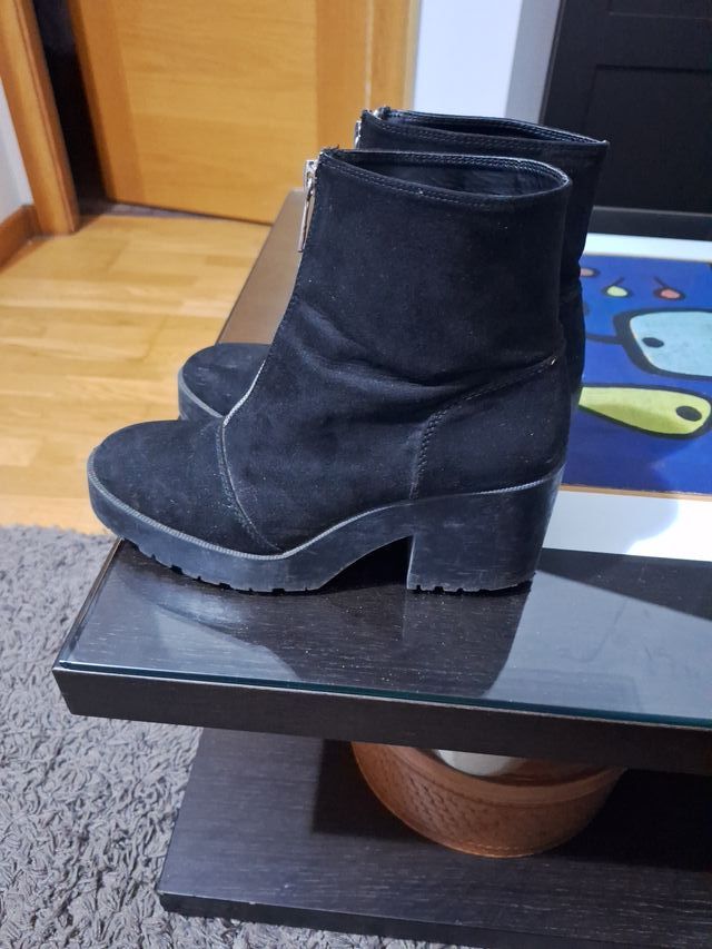 Botines negros con cremallera