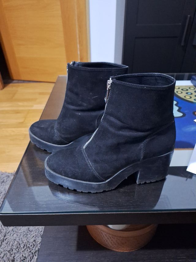 Botines negros con cremallera
