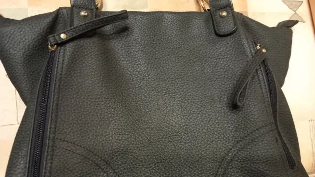 Borsa donna nera con 8 tasche: 3 esterne 5 interne