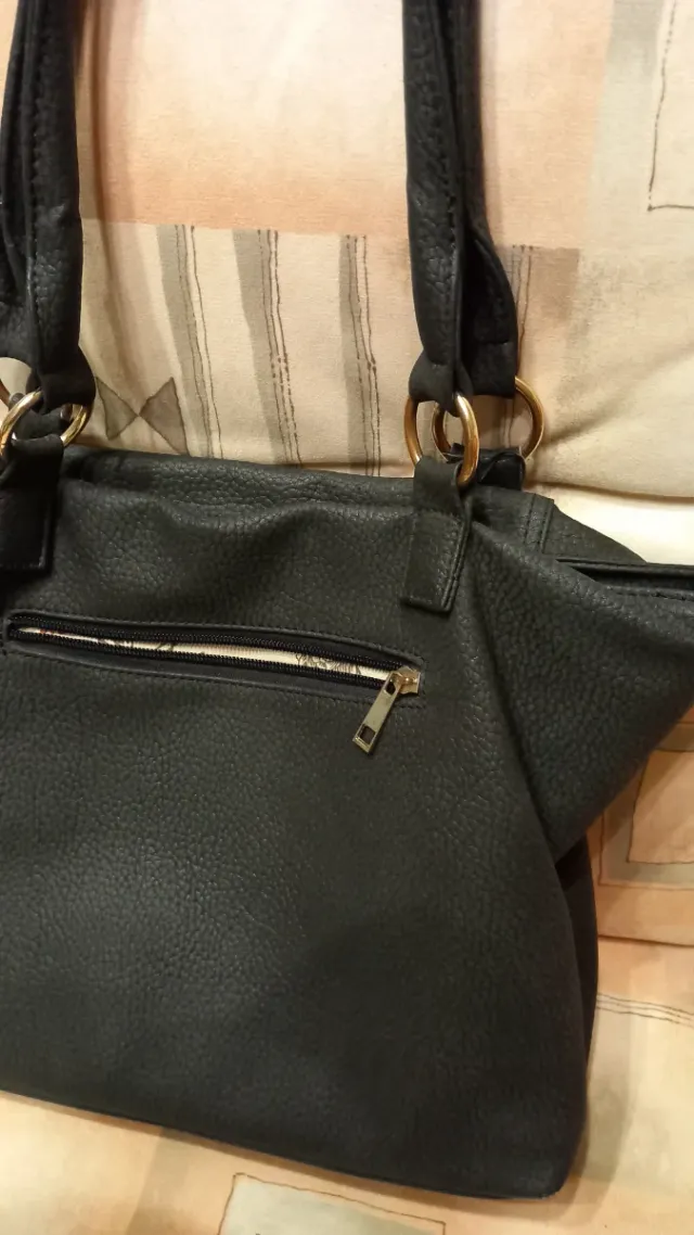 Borsa donna nera con 8 tasche: 3 esterne 5 interne