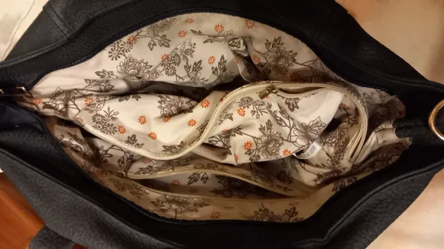 Borsa donna nera con 8 tasche: 3 esterne 5 interne