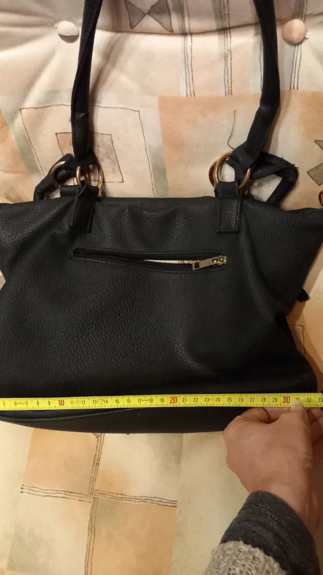 Borsa donna nera con 8 tasche: 3 esterne 5 interne