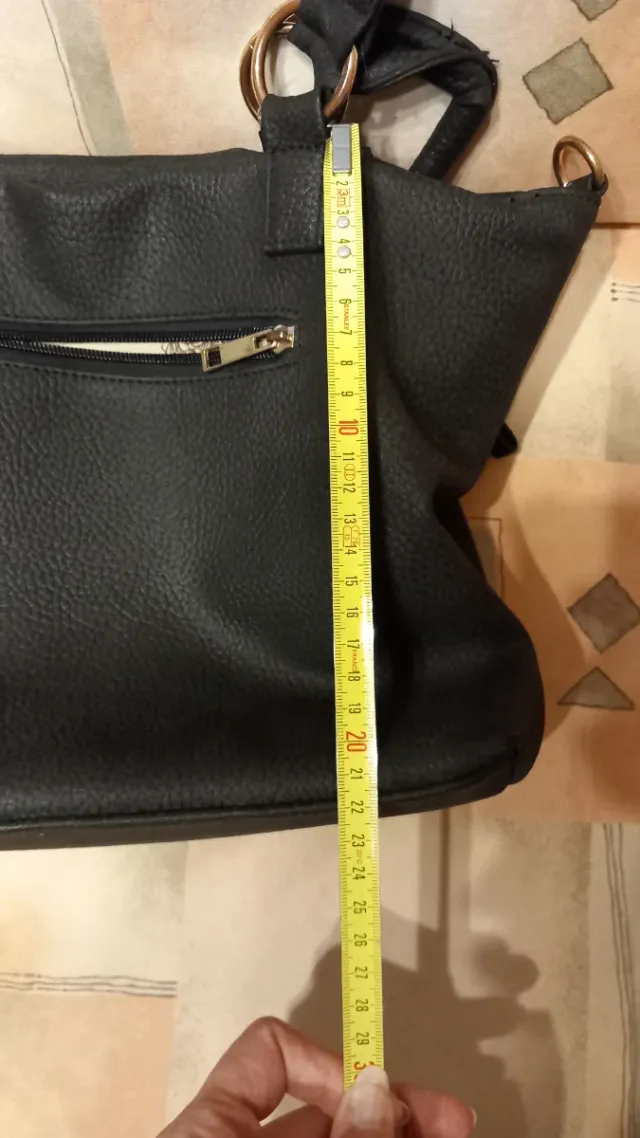 Borsa donna nera con 8 tasche: 3 esterne 5 interne