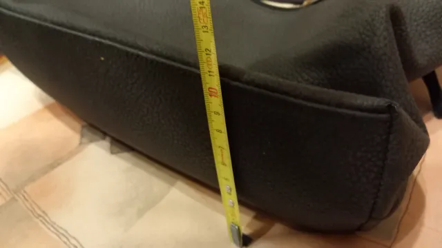 Borsa donna nera con 8 tasche: 3 esterne 5 interne