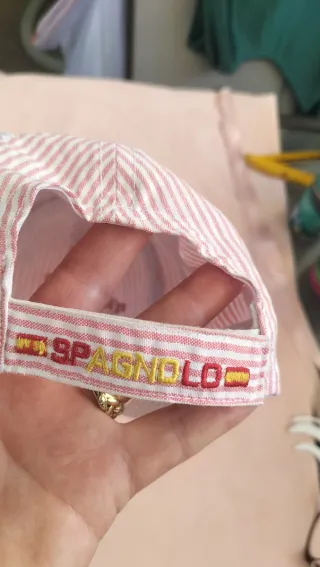 Gorra con rayas y bordado SPAGÑOLO