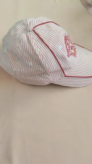 Gorra con rayas y bordado SPAGÑOLO