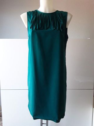 Vestido verde con flecos de Zara. Talla M