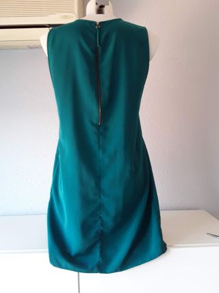 Vestido verde con flecos de Zara. Talla M