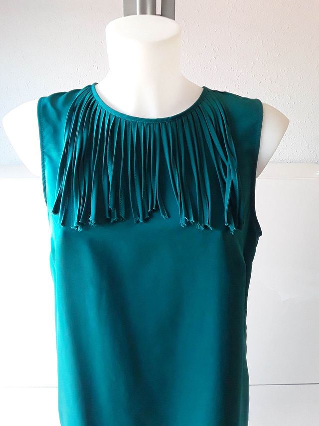 Vestido verde con flecos de Zara. Talla M