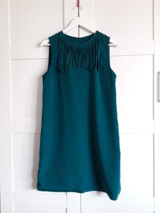 Vestido verde con flecos de Zara. Talla M