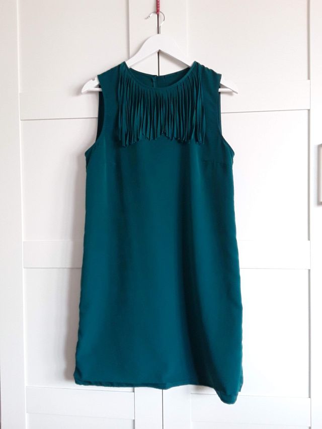 Vestido verde con flecos de Zara. Talla M