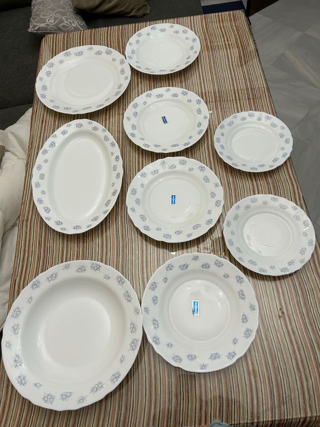 Vajilla de porcelana con diseño floral