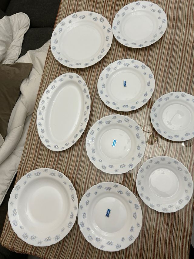 Vajilla de porcelana con diseño floral