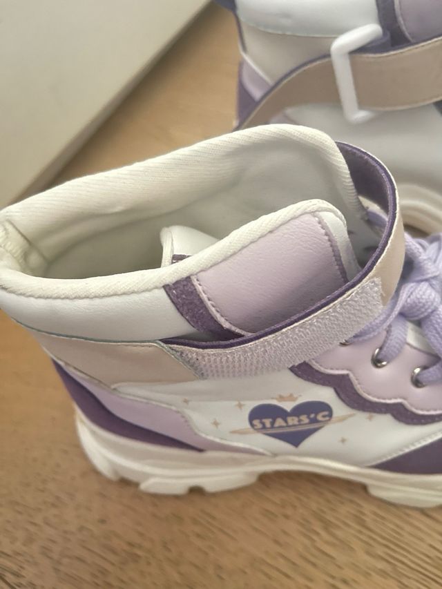 Scarpe alte viola e bianche