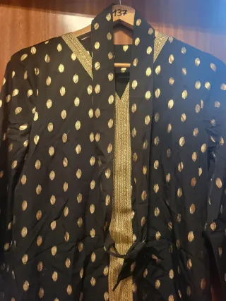 Ropa negra con estampado dorado