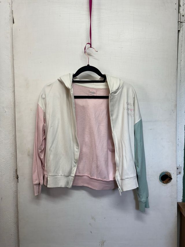 Chaqueta con cremallera y capucha