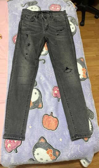 Pantalones vaqueros grises rasgados