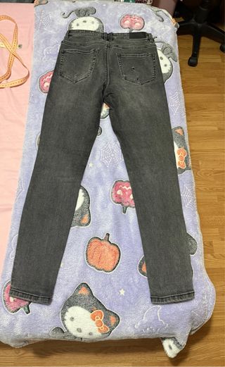 Pantalones vaqueros grises rasgados