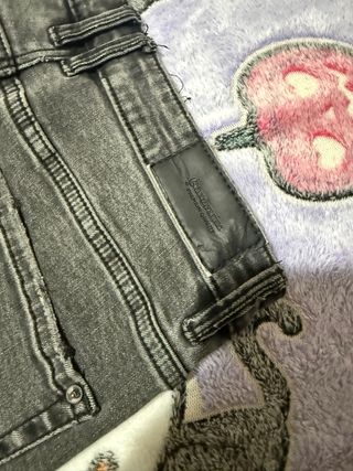 Pantalones vaqueros grises rasgados