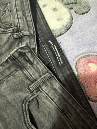 Pantalones vaqueros grises rasgados