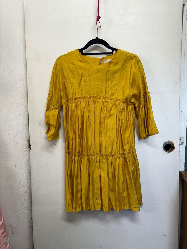 Vestido amarillo con volantes