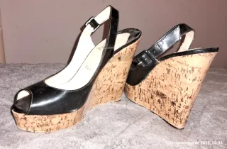 Cuñas negras con suela roja de Christian Louboutin