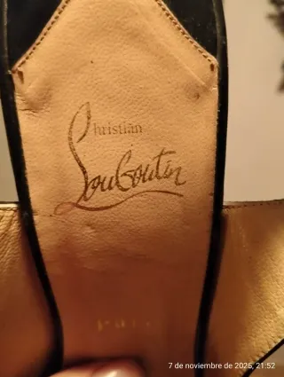 Cuñas negras con suela roja de Christian Louboutin